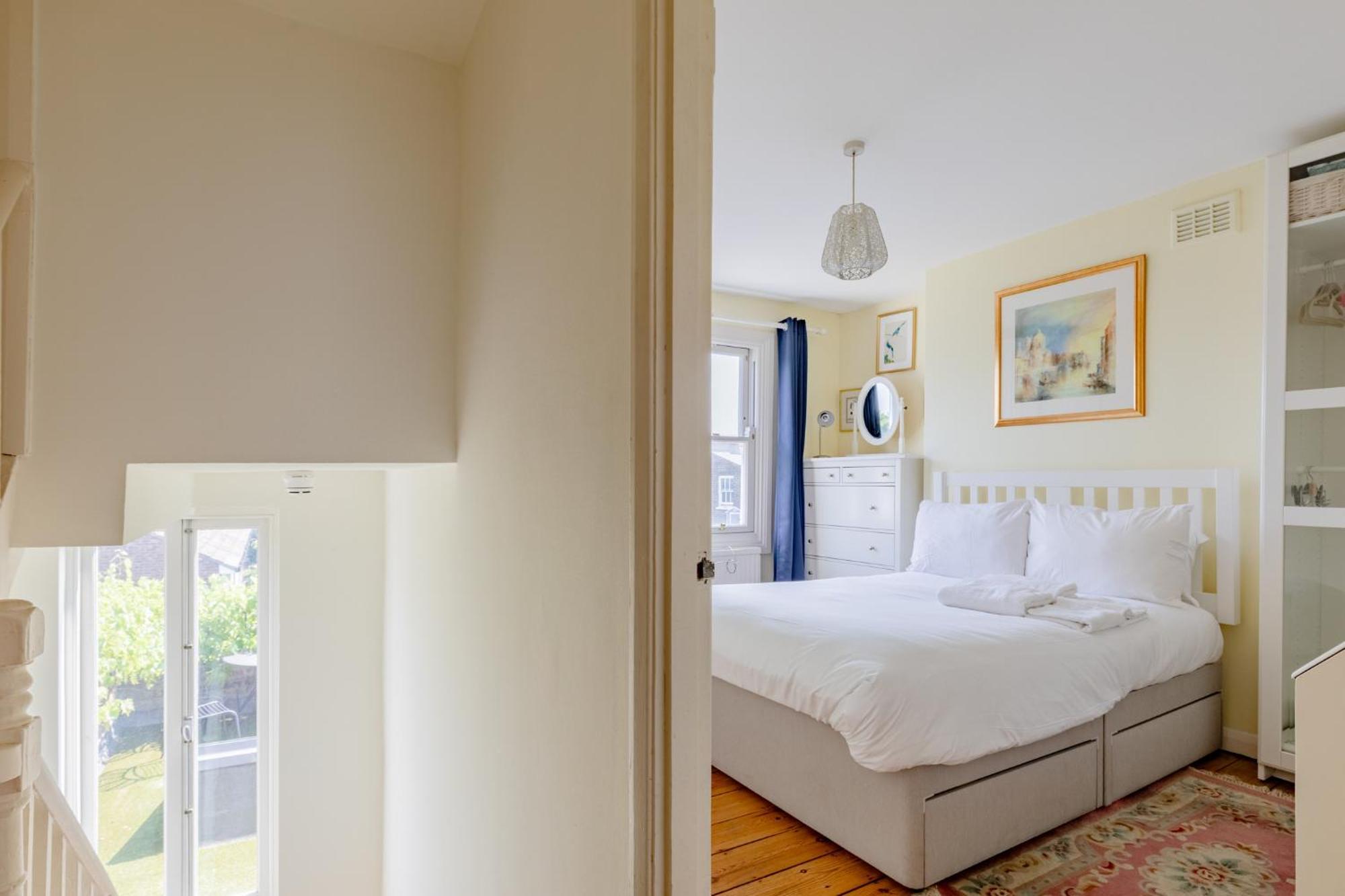 Charming 2bd Flat With Roof Terrace North Apartment London