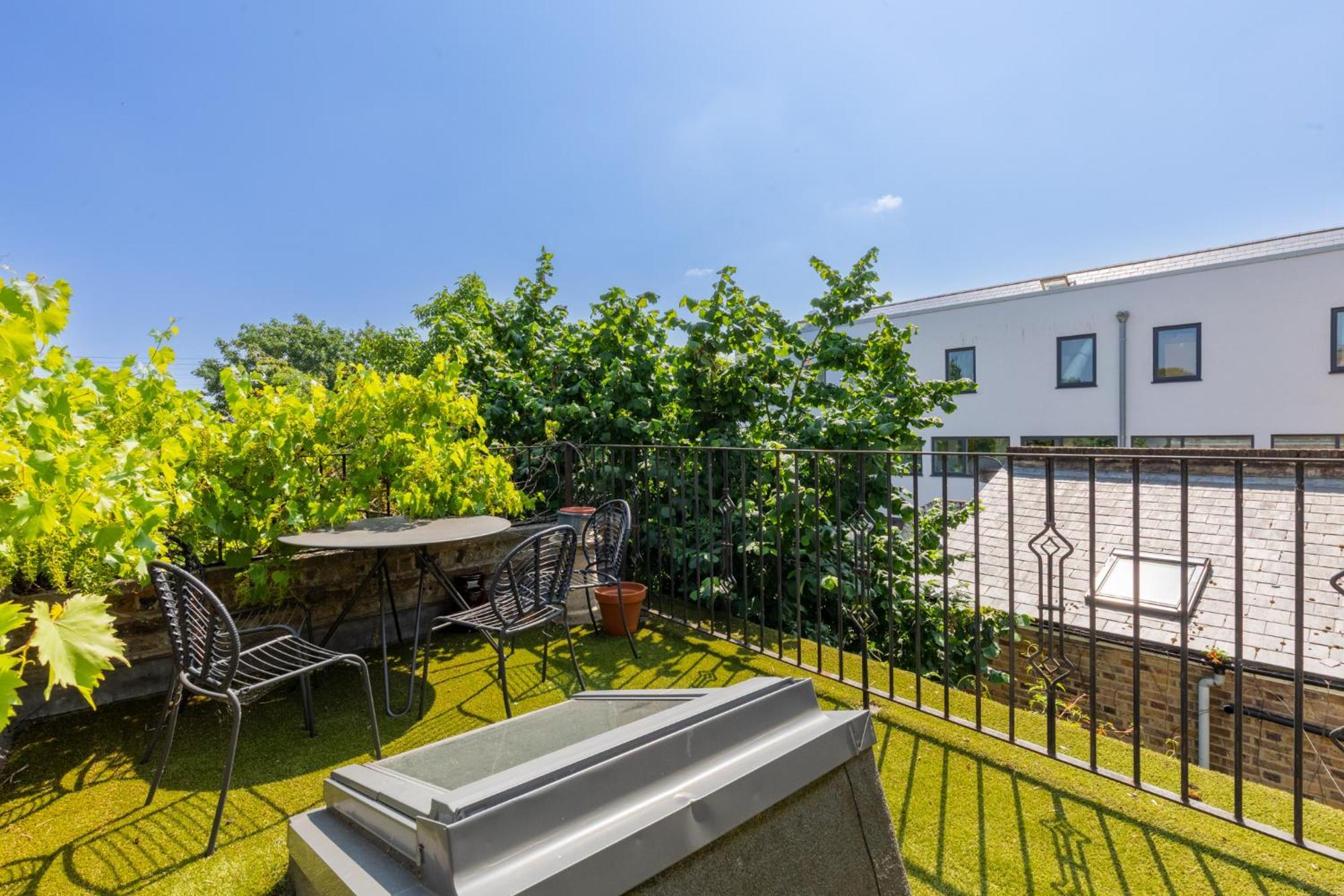 Charming 2bd Flat With Roof Terrace North * London