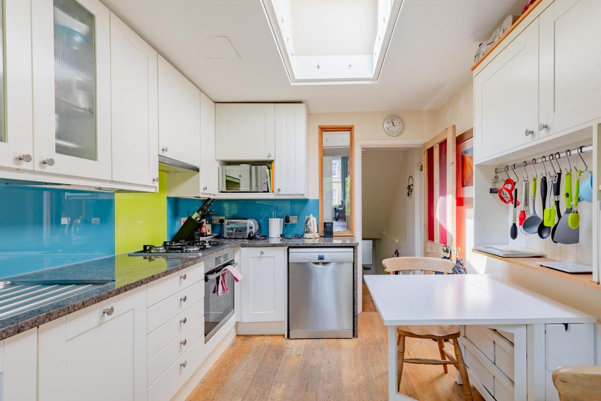 Charming 2bd Flat With Roof Terrace North