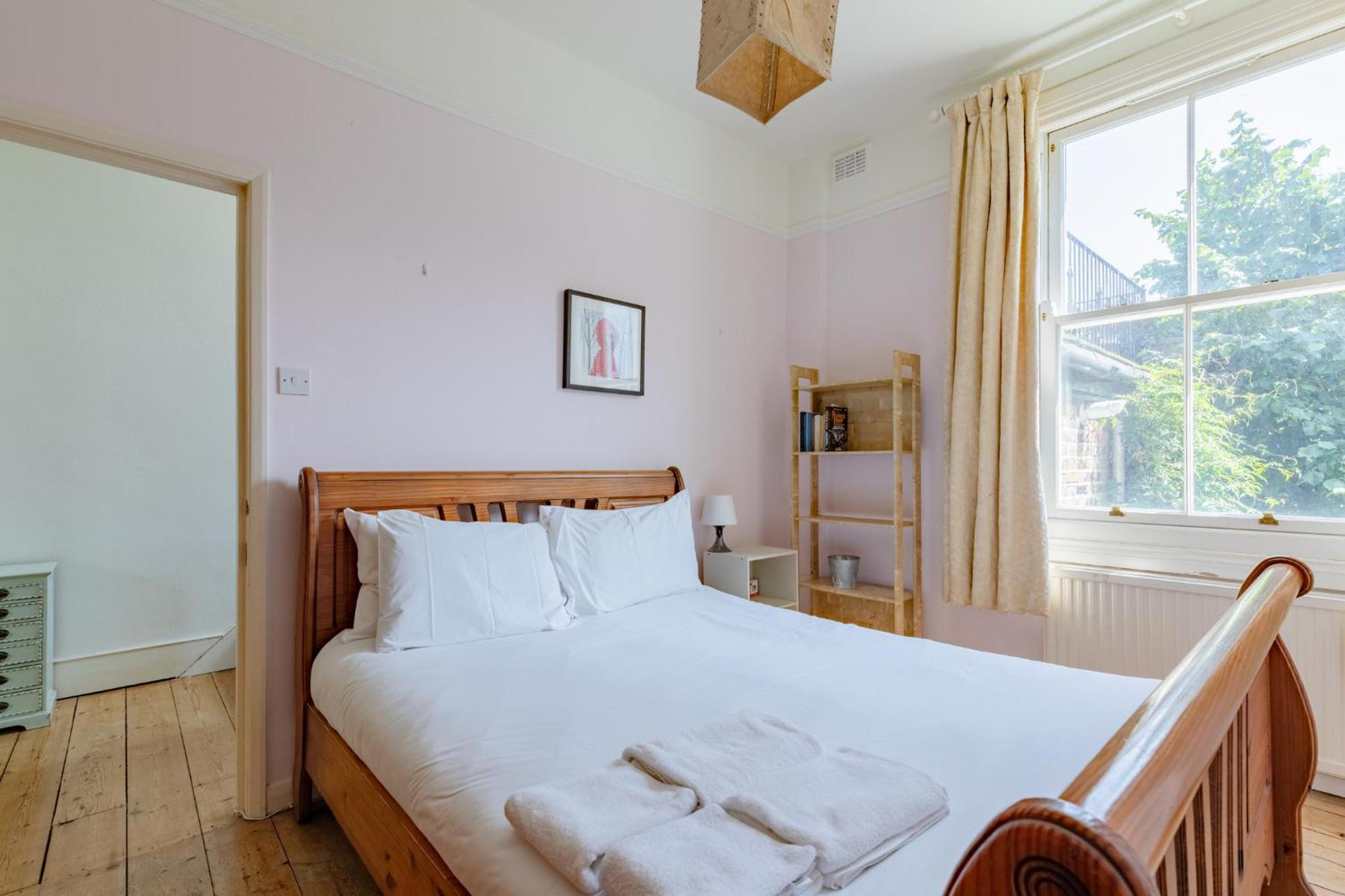 Charming 2bd Flat With Roof Terrace North * London